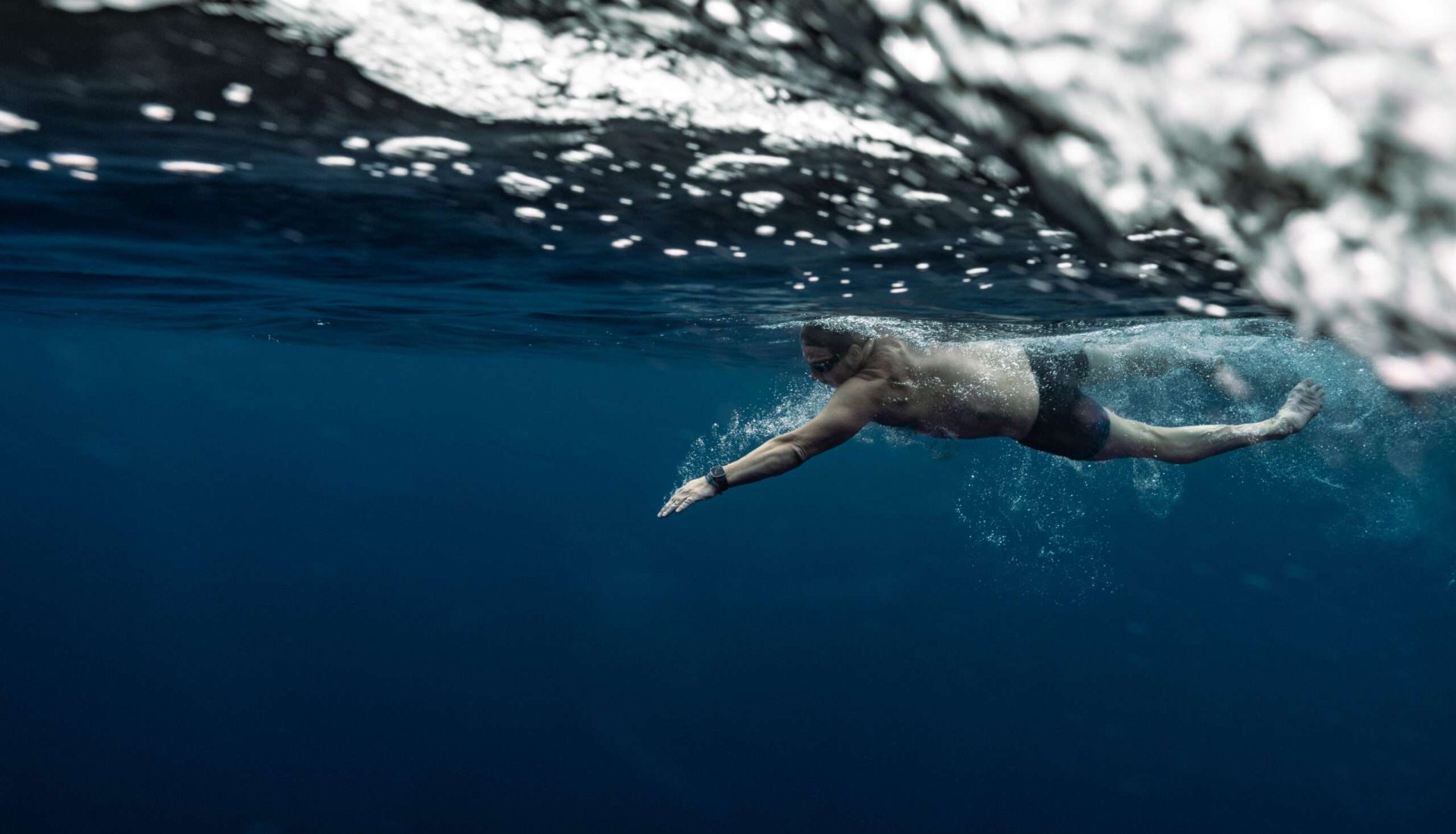 André Wiersig schwimmt in tiefblauem Wasser auf Maui, Hawaii