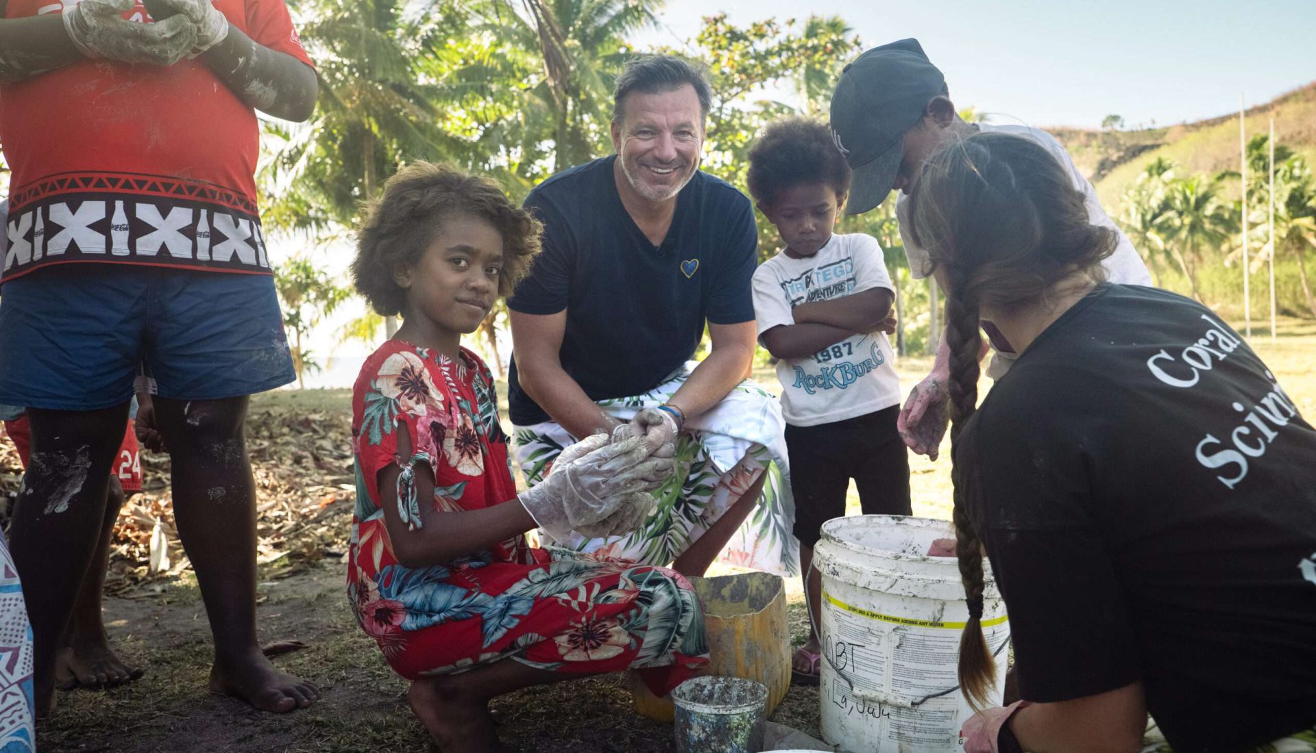 André Wiersig mit theBlueHeart-T-Shirt zwischen einheimischen Kindern auf Fiji